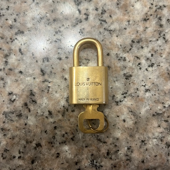 LV padlock - number 309 - Great shape - Picture 2 of 4